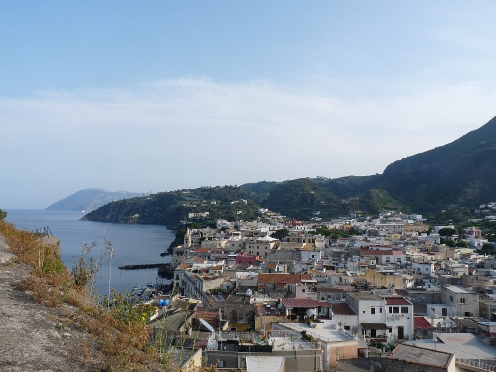 Itinerario tra Pianoconte e i belvedere occidentali — Depuis la citadelle, vue sur Lipari (îles Eoliennes, Sicile)