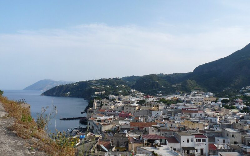 Itinerario tra Pianoconte e i belvedere occidentali — Depuis la citadelle, vue sur Lipari (îles Eoliennes, Sicile)