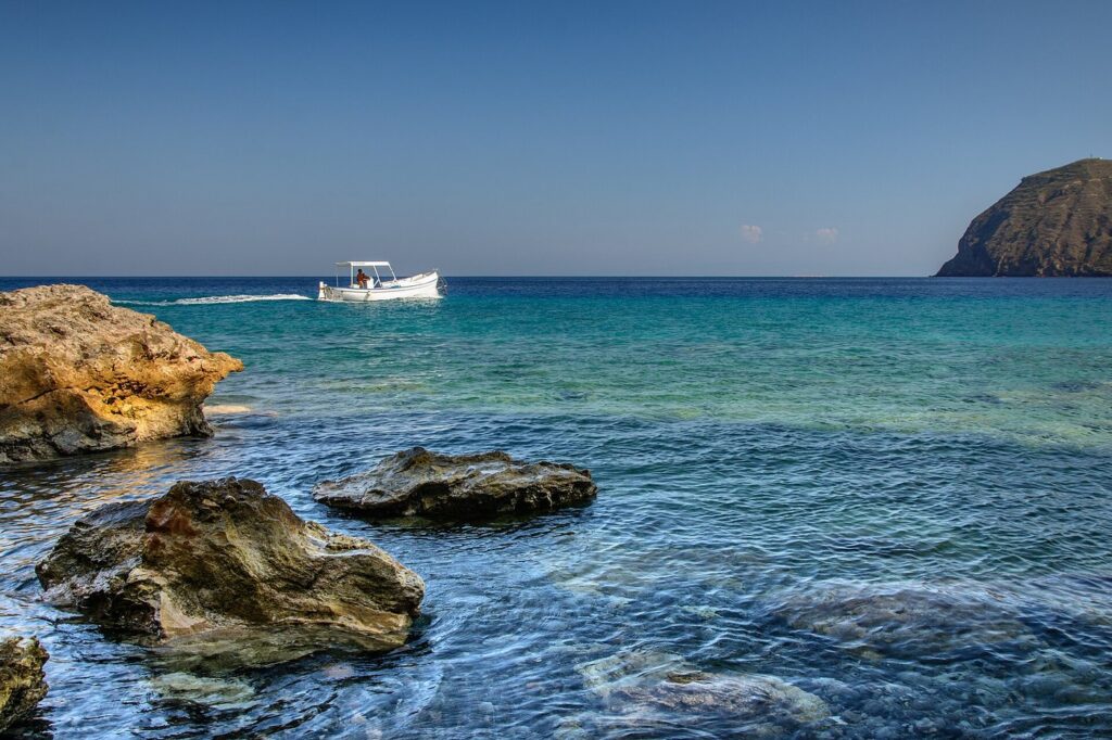 Lipari in barca: tappe lungo la costa — Boat cruising along the coast of Lipari, Sicily, Italy.
