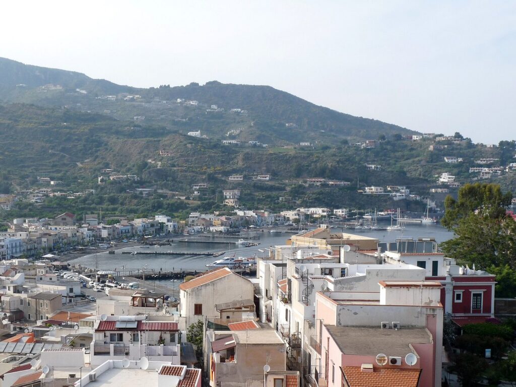 Dormire ad Acquacalda per una vacanza tranquilla — Depuis la citadelle, vue sur Lipari (îles Eoliennes, Sicile) et le port de Marina Lunga