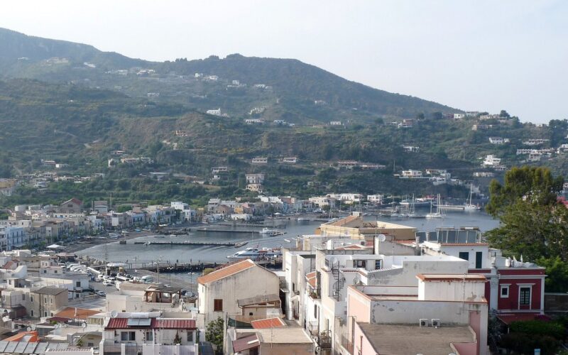 Dormire ad Acquacalda per una vacanza tranquilla — Depuis la citadelle, vue sur Lipari (îles Eoliennes, Sicile) et le port de Marina Lunga
