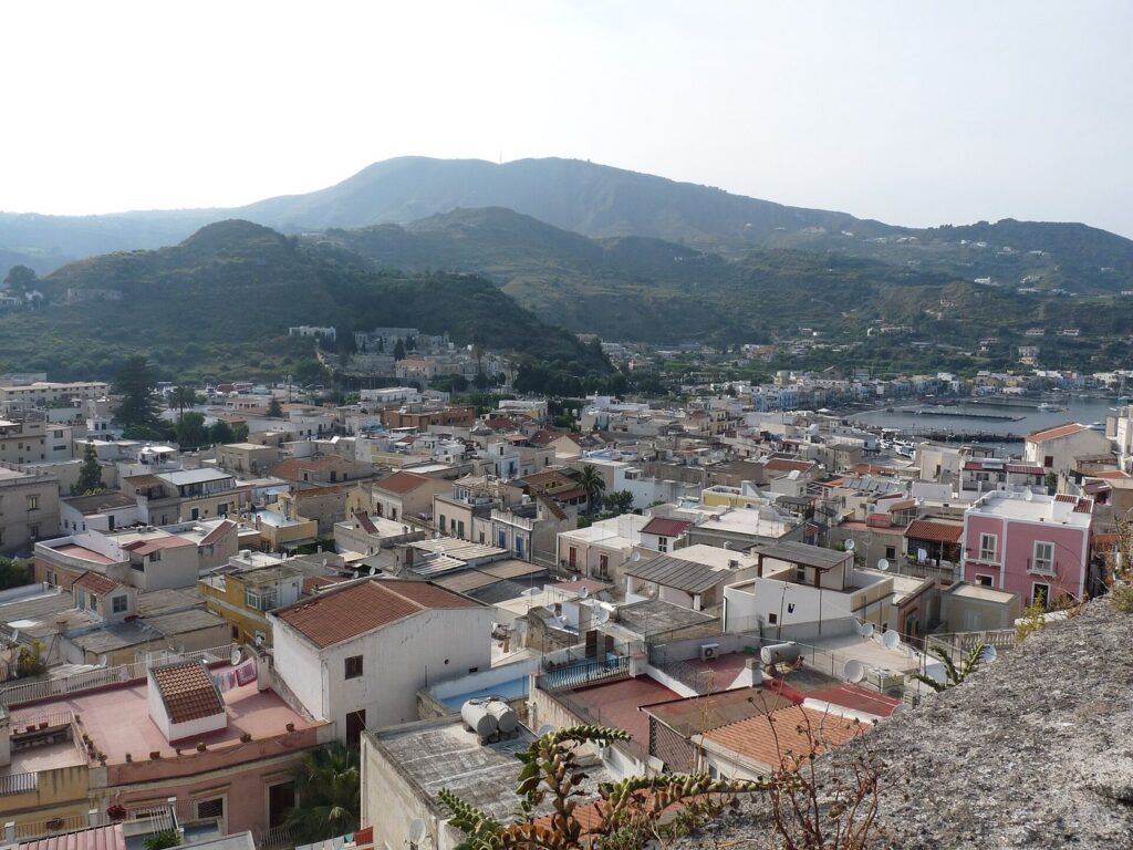 Dove dormire a Lipari: guida alle zone — Depuis la citadelle, vue sur Lipari (îles Eoliennes, Sicile)
