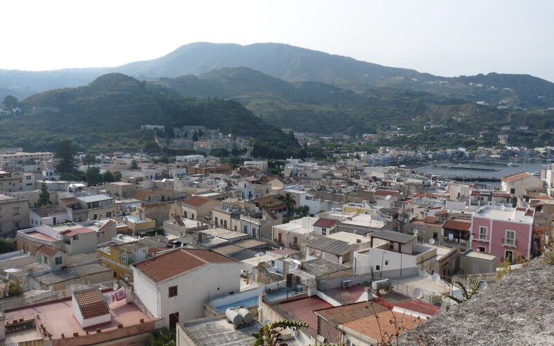 Dove dormire a Lipari: guida alle zone — Depuis la citadelle, vue sur Lipari (îles Eoliennes, Sicile)
