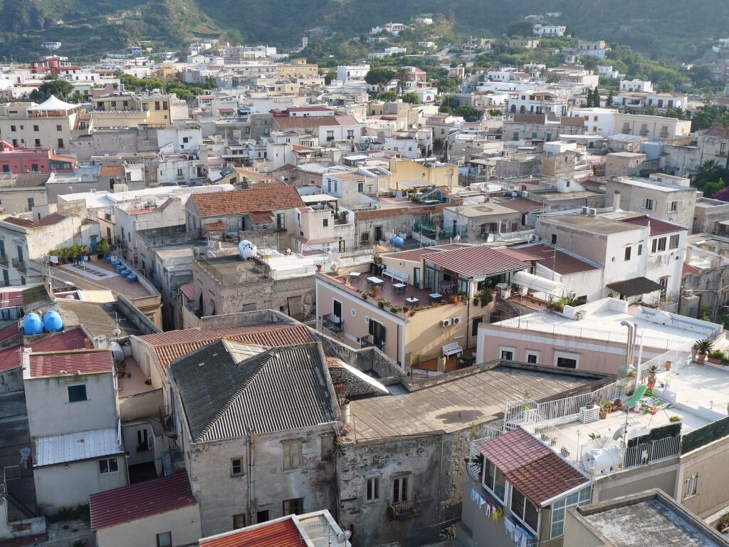 Hotel, B&B o casa vacanze a Lipari: come scegliere — Depuis la citadelle, vue sur Lipari (îles Eoliennes, Sicile)