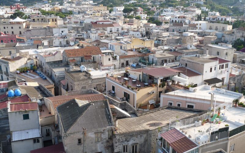 Hotel, B&B o casa vacanze a Lipari: come scegliere — Depuis la citadelle, vue sur Lipari (îles Eoliennes, Sicile)