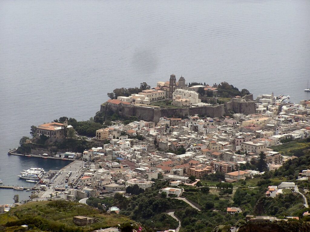 Dormire nel centro di Lipari: vantaggi e limiti — Lipari, town