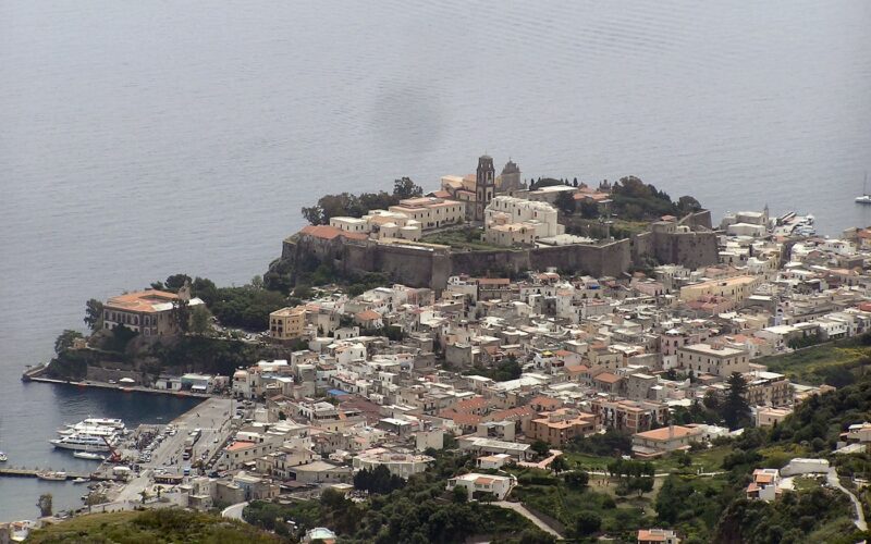 Dormire nel centro di Lipari: vantaggi e limiti — Lipari, town
