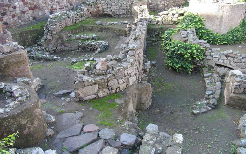 Museo Archeologico Eoliano: guida alla visita — Museo Archeologico Eoliano: guida alla visita — Prehistoric village ruines on Lipari castle, Eolian islands, Sicily, Italy