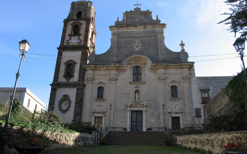 La Cattedrale di San Bartolomeo a Lipari — La Cattedrale di San Bartolomeo a Lipari — San Bartolomew Cathedral on Lipari Castle