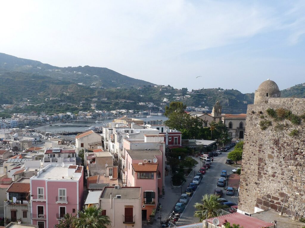 Architettura eoliana: case, terrazze e colori — Depuis la citadelle, vue sur Lipari (îles Eoliennes, Sicile). A gauche, le port de Marina Lunga, au centre la Via Garibaldi menant à la Piaz