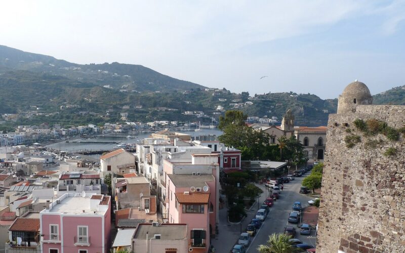 Architettura eoliana: case, terrazze e colori — Depuis la citadelle, vue sur Lipari (îles Eoliennes, Sicile). A gauche, le port de Marina Lunga, au centre la Via Garibaldi menant à la Piaz