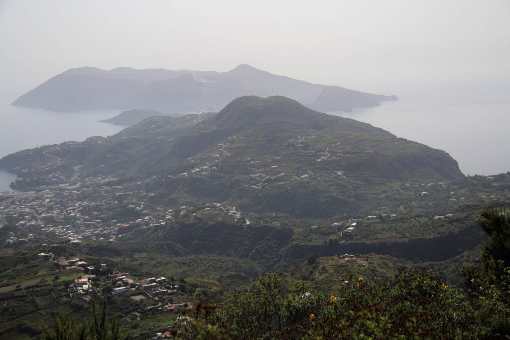 Lipari isola vulcanica: come si è formata — Bimsaufschluss im Bereich Monte San Angelo bzw. Colle San Elmo, Lipari, mit Aushöhlungen, möglicherweise von Vögeln?