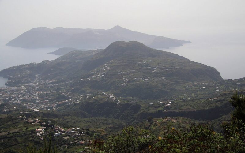 Lipari isola vulcanica: come si è formata — Bimsaufschluss im Bereich Monte San Angelo bzw. Colle San Elmo, Lipari, mit Aushöhlungen, möglicherweise von Vögeln?
