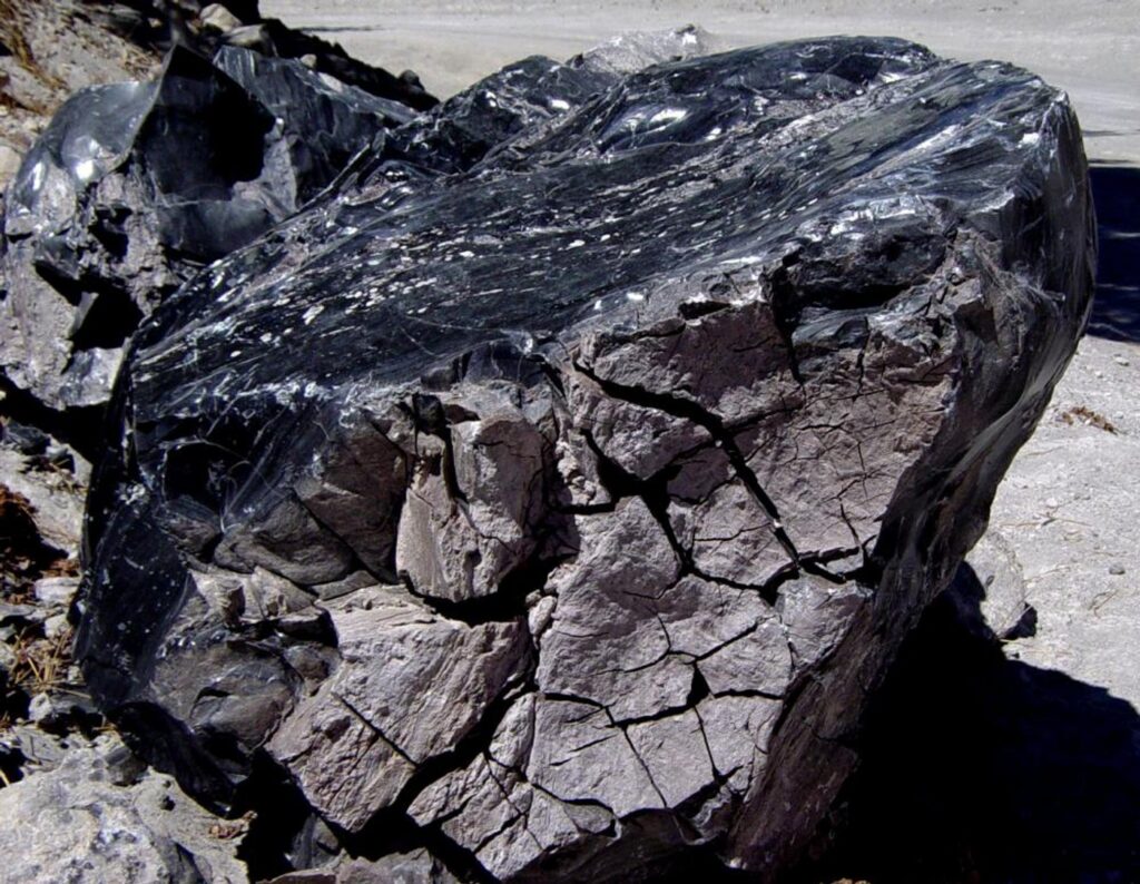 Ossidiana di Lipari: la pietra nera del vulcano — Image taken in June 2004 by Daniel Mayer.