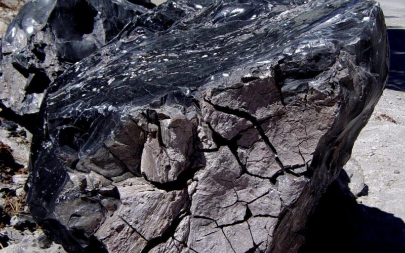 Ossidiana di Lipari: la pietra nera del vulcano — Image taken in June 2004 by Daniel Mayer.