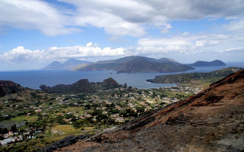 La pomice di Lipari e il paesaggio delle cave — The Aeolian Islands: standing on Vulcano, Lipari in the middle, Salina at the left, Panarea at the right.