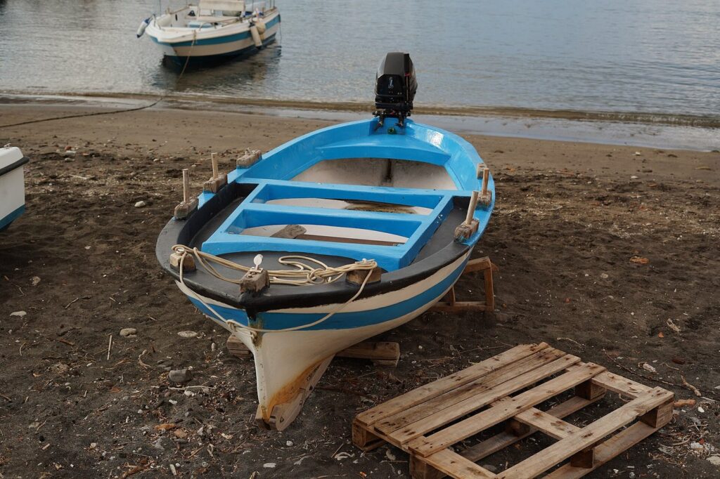 Marina Corta: il salotto sul mare di Lipari — A small fishing boat pulled up on the beach at Marina Corta, Lipari, in the Aeolian Islands, Sicily, Italy.