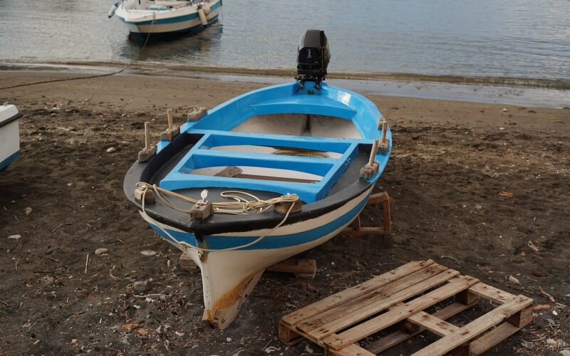 Marina Corta: il salotto sul mare di Lipari — A small fishing boat pulled up on the beach at Marina Corta, Lipari, in the Aeolian Islands, Sicily, Italy.
