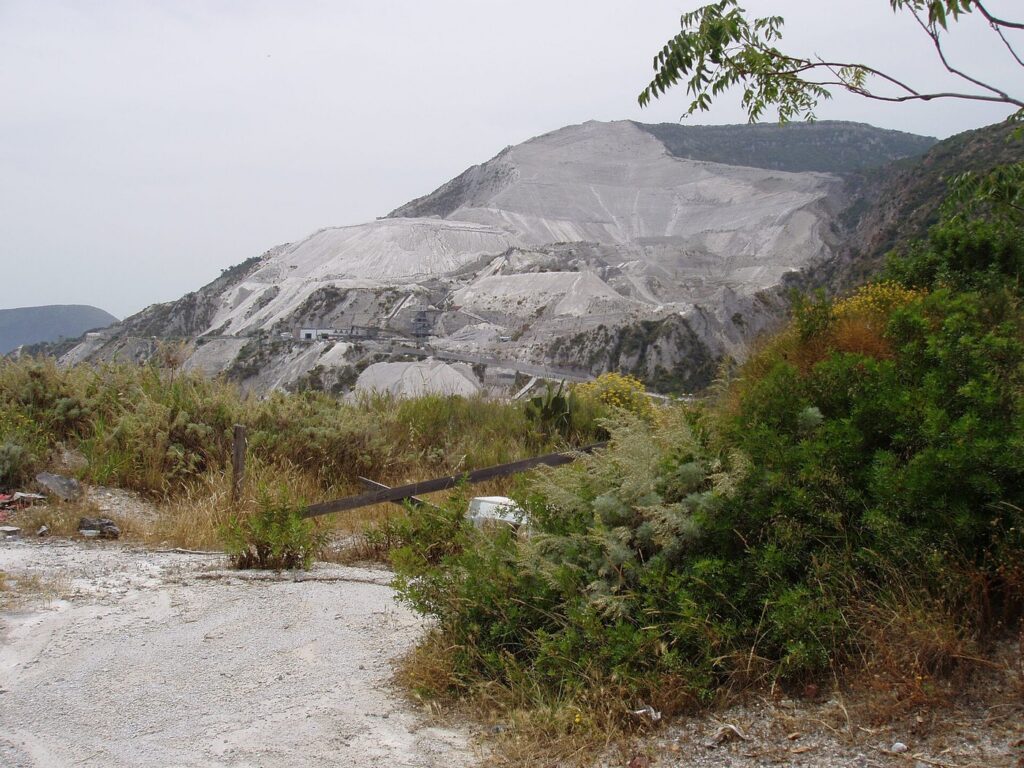 Pianoconte: chiese, campagne e sentieri — A pumice mine on the island of Lipari, west of the town of Acquacalda. Picture taken 06/14/05 by User:Herandar.