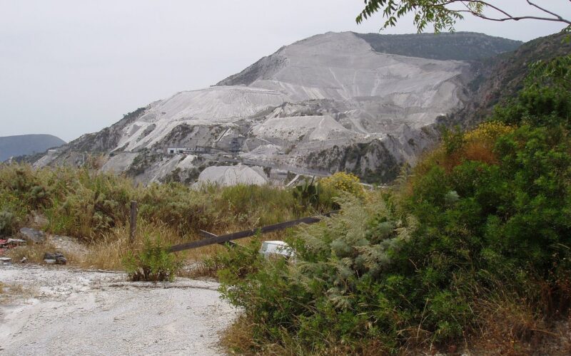 Pianoconte: chiese, campagne e sentieri — A pumice mine on the island of Lipari, west of the town of Acquacalda. Picture taken 06/14/05 by User:Herandar.