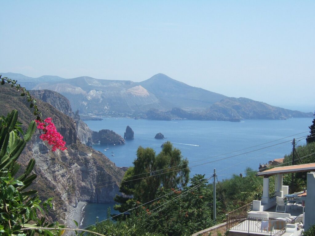 Quattropani: panorami e vita rurale — Panorama di Lipari da località Quattrocchi. Sullo sfondo l'isola di Vulcano. A view of Lipari from Quattrocchi. In the background, Vulcano.P