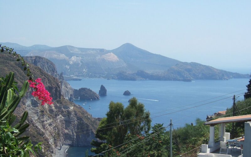 Quattropani: panorami e vita rurale — Panorama di Lipari da località Quattrocchi. Sullo sfondo l'isola di Vulcano. A view of Lipari from Quattrocchi. In the background, Vulcano.P