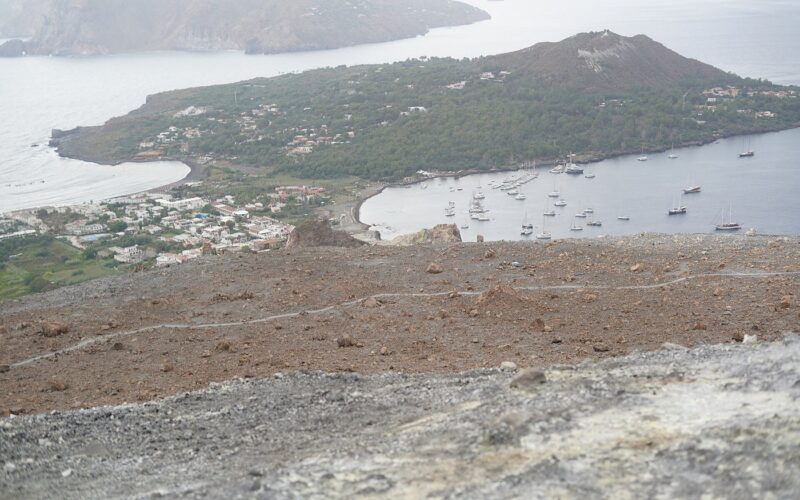 Belvedere Quattrocchi: panorama su Vulcano — View from the crest of the Gran Cratere down toward the isthmus of Vulcano and Vulcanello, with the harbour and the island of Lipari beyond,