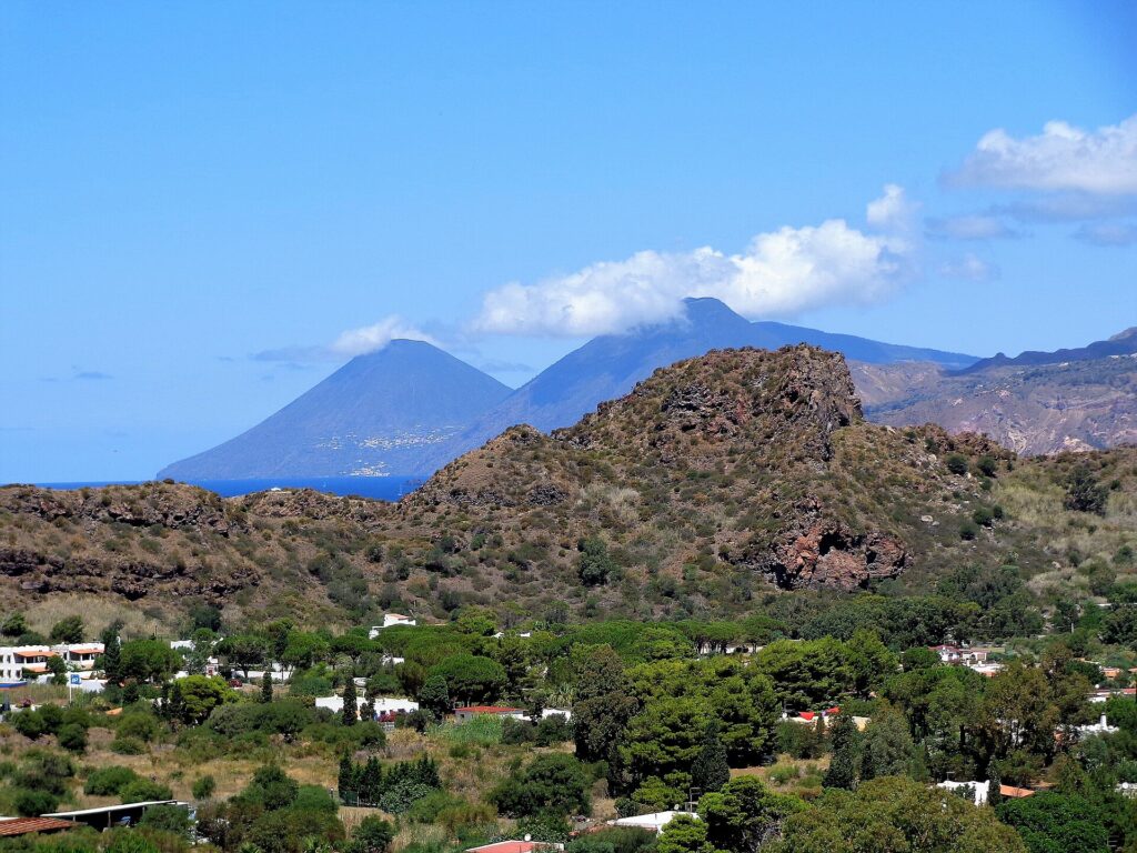 Le contrade di Lipari da scoprire con lentezza — Ascensione al Gran Cratere (386), Panorama. Sullo sfondo a destra l'isola di Lipari, al centro i due coni di Salina.