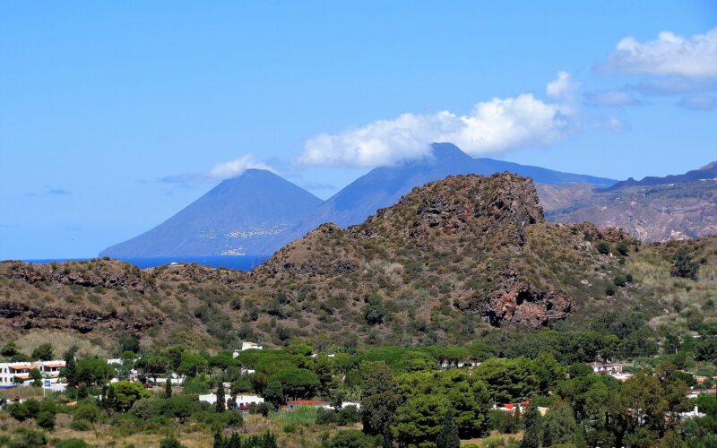 Le contrade di Lipari da scoprire con lentezza — Ascensione al Gran Cratere (386), Panorama. Sullo sfondo a destra l'isola di Lipari, al centro i due coni di Salina.