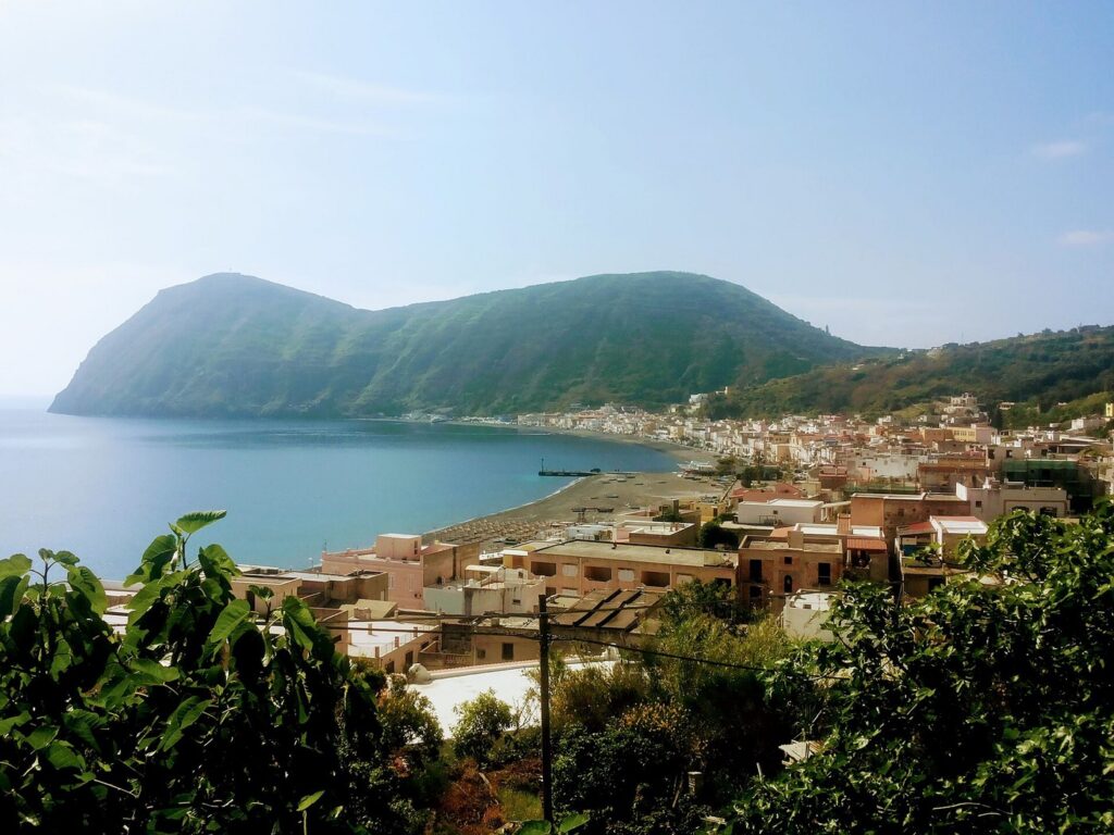 Fotografare Lipari: luce, paesaggi e punti di ripresa — Panorama of Lipari, Eolian Islands