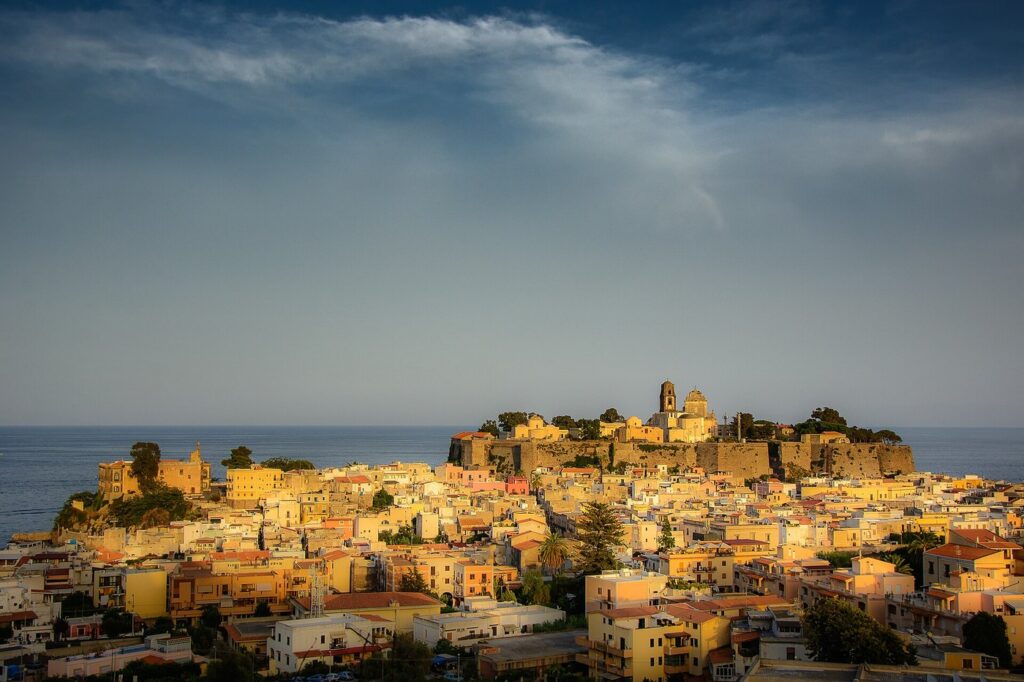 Lipari in coppia: esperienze e luoghi romantici — Cloudy weather over the Aeolian Islands shortly before sunset.