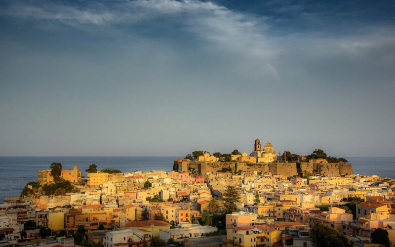 Lipari in coppia: esperienze e luoghi romantici — Cloudy weather over the Aeolian Islands shortly before sunset.