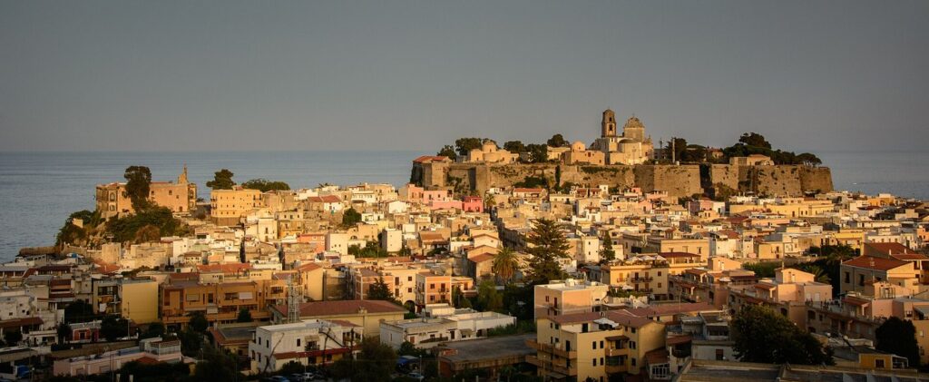 Un giorno lento a Lipari tra botteghe e passeggiate — Lipari is a small town on the equally named and largest of the Aeolian islands.