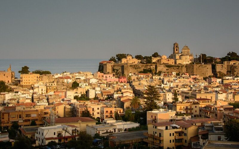 Un giorno lento a Lipari tra botteghe e passeggiate — Lipari is a small town on the equally named and largest of the Aeolian islands.