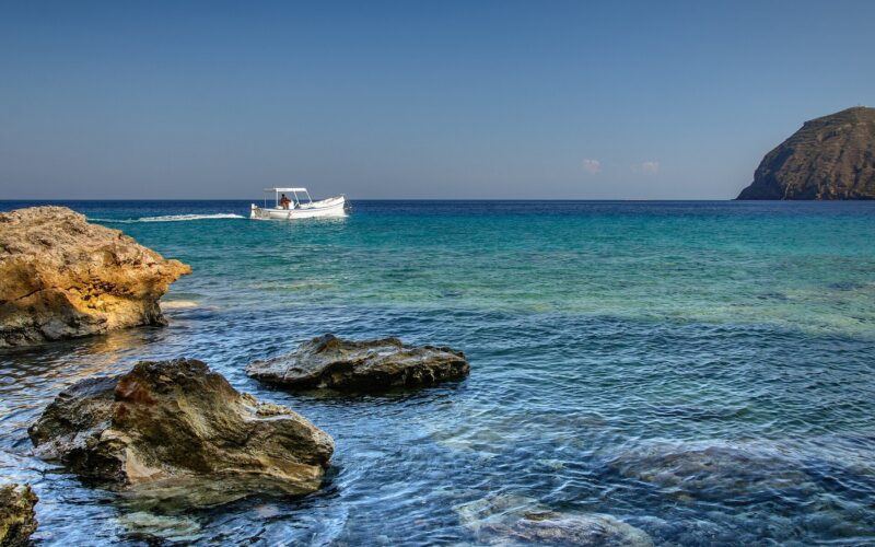 Escursioni in kayak lungo la costa di Lipari — Boat cruising along the coast of Lipari, Sicily, Italy.