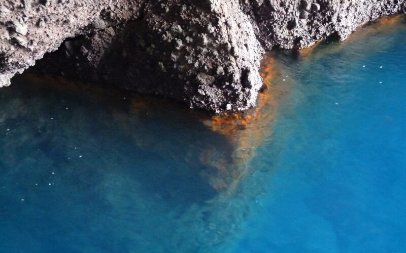 Immersioni a Lipari: fondali e consigli per iniziare — Côte rocheuse à l'Ouest de l'île de Lipari (Sicile)