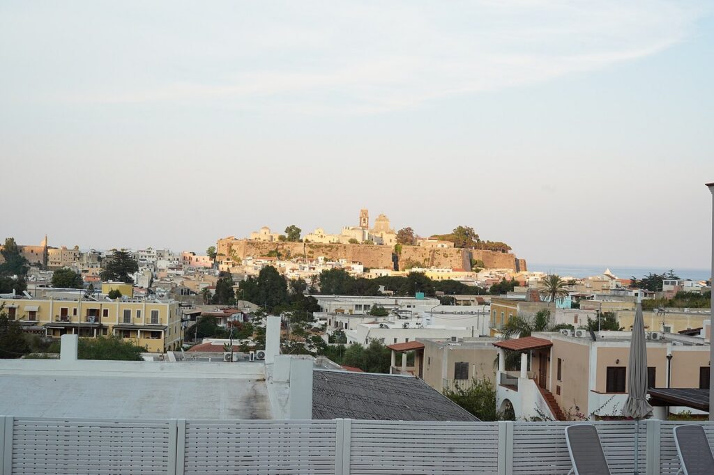 Vacanza sostenibile a Lipari: scelte concrete — The castle of Lipari, the main town of the Aeolian Islands, Sicily, Italy, seen over the town's rooftops from the west. The fortified acropo