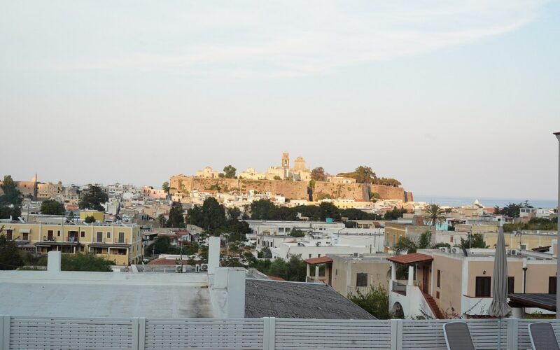 Vacanza sostenibile a Lipari: scelte concrete — The castle of Lipari, the main town of the Aeolian Islands, Sicily, Italy, seen over the town's rooftops from the west. The fortified acropo